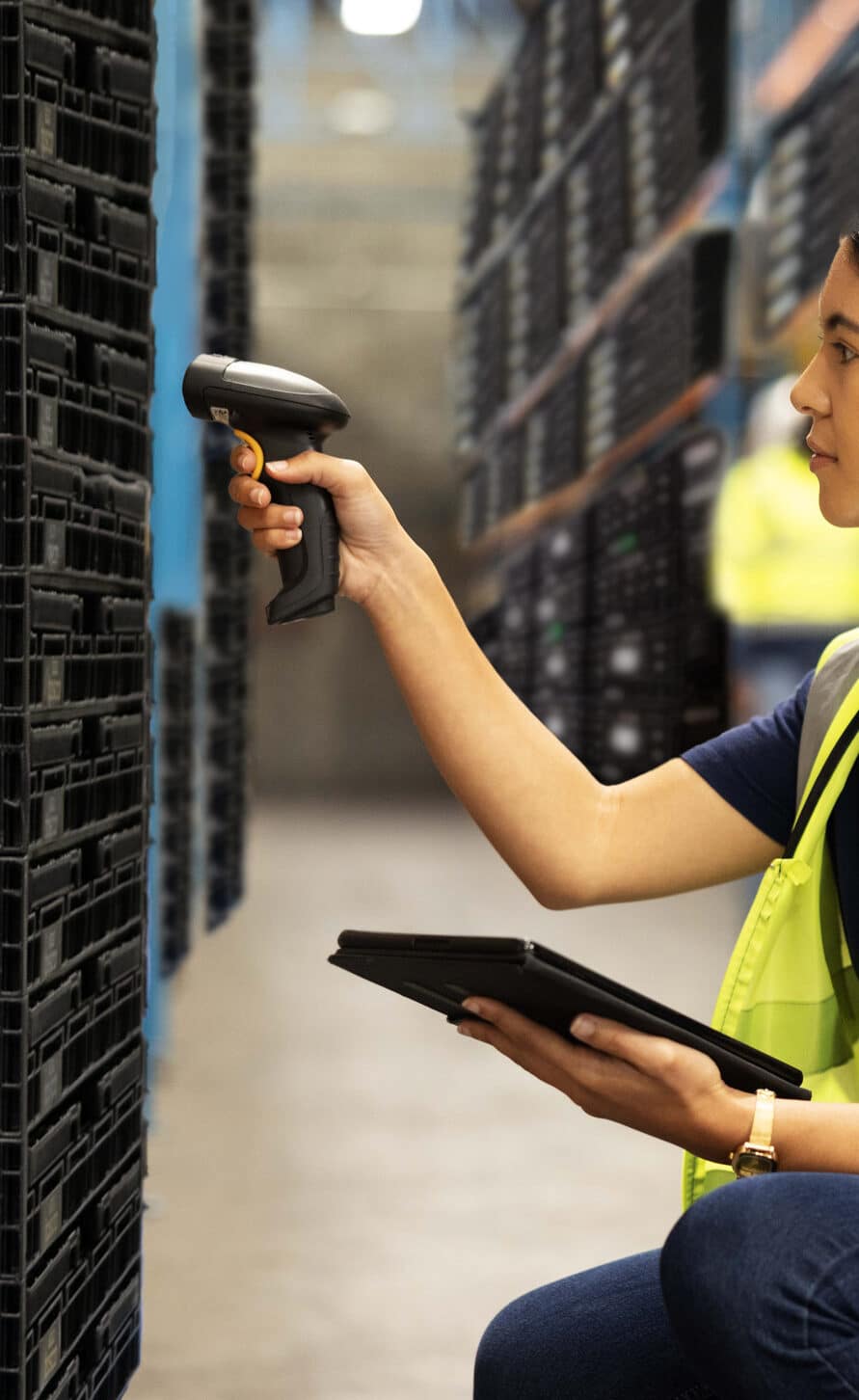 Crate-being-scanned-RFID